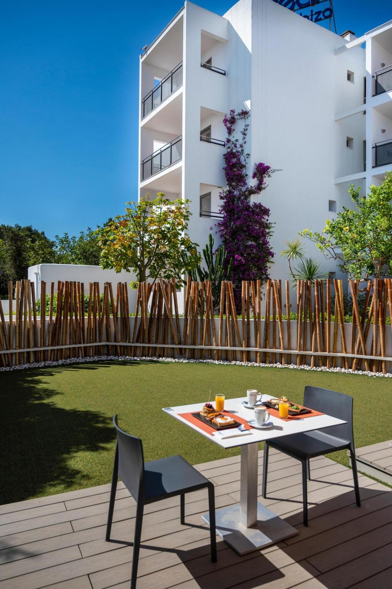 Thb Ocean Beach - Adults Only San Antonio  Exterior photo